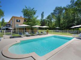 Suite Home Aix en Provence Sud TGV, hotel with parking in Bouc-Bel-Air