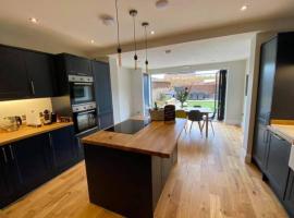 WESTREACH Filey - a 4 Bedroom, all en-suite sleep 8 Townhouse, hotel v destinaci Filey