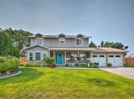 Idyllic Nampa Family Home with Hot Tub and Fire Pit!, hotel con jacuzzi en Nampa