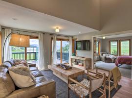 Evergreen Mountain Duplex with Trail Access!, дом для отпуска в городе Айдахо-Спрингс