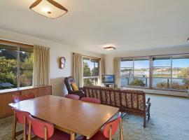 2 Water Crescent - Retro Haven, vacation home in Kianga