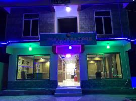Hotel Blue Moon, hotel with parking in Baltit