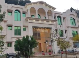 Hotel Pine View & Restaurant, hotel a Bālākot