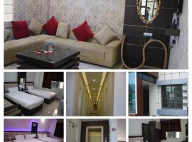 Hotel Golden sky, hotell i Lucknow