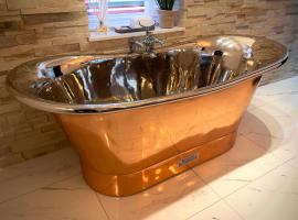 Pamper yourself in our DOUBLE SIZED copper tub -2 bedroom villa: Inverness'te bir daire