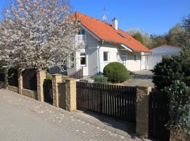 IdyllicPrague Cherry Tree Cottage، فندق مع مسابح في Černý Vŭl