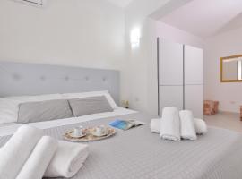 IzzHome New One, hotel in Pula