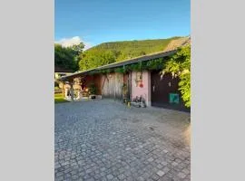 Charmant petit appartement avec bel exterieur.