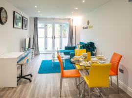 The 'Pinky' - Beautiful 1 Bed Apartment in Hatfield - FREE Parking - Near Uni & Business Park - Long stays - Corporate, Leisure, Contractors, hotell nära Brookmans Park, Hatfield