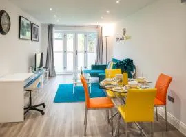 The 'Pinky' - Modern 1 Bed Apartment in Hatfield - FREE Parking - Near Uni, Business Park & town centre - Big savings on Long stays