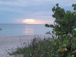 Our Naples Hideaway, hotel in Naples