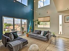 Reno Townhome with Mountain-View Rooftop Deck!, hytte i Reno