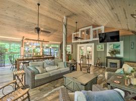 Striking Getaway with Hot Tub, Deck and Lake Access!, hotel di Hiawassee