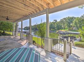 Grand Waterfront Retreat with Dock, Slip and Game Room, hotel con parking en Hot Springs