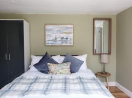 Dickens Suite- Cozy Suite 15min close to Gatwick, loma-asunto kohteessa Crawley