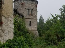 Садиба Сцибор-Мархоцького, vie&scaron;butis su baseinais mieste Otrokov