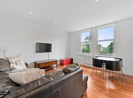 FW Haute Apartments at Ealing, 2 Bedroom and 1 Bathroom Apartment, King or Twin beds with FREE WIFI and PARKING, apartment in Ealing