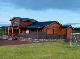 Large luxury Cabin On The Golden Circle Next To Kerið The Crater.