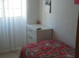 Family room with 4 single bed, alloggio in famiglia a Birkirkara