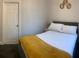Gateshead Serviced Apartment Ideal for Contractors and Vacationing, hotel with parking in Gateshead