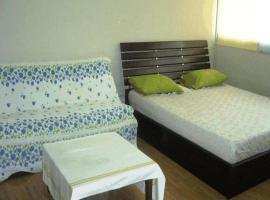 Room in Studio - T8 Guest House Don Mueang Challenger triple room, מלון עם חניה בBan Song Hong