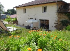 Gîte Dommartin-le-Franc, 4 pièces, 6 personnes - FR-1-611-63、Dommartin-le-Francの駐車場付きホテル