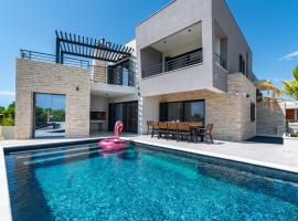 Villa Roca with heated pool and sauna、プリヴラカのホテル