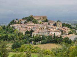 Chambre parentale dans maison de charme au coeur du Lauragais, hotel din Laurac