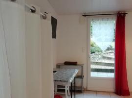 studio avec jardin, cheap hotel in Atur