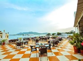 Hotel Devraj Niwas on Lake Pichola