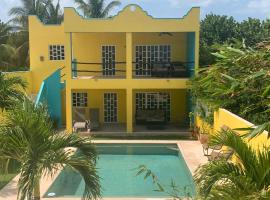 Arenas Del Mar Condos, hotel para golfe em Chelem