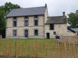 Gîte Lepetit Sabotier grande capacité Puy de Dôme – dom wakacyjny w mieście Flayat
