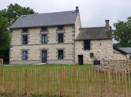 Gîte Lepetit Sabotier grande capacité Puy de Dôme, budgethotell i Giat