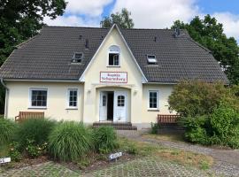 Kapitänshaus Scharmberg, Ferienwohnung Möwe, hotell i Born