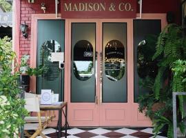 Madison Hotel โรงแรมใกล้สนามบินนครศรีธรรมราช - NSTในนครศรีธรรมราช