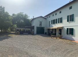 Villa Canapa, hotelli kohteessa Campogalliano lähellä maamerkkiä Modenan messukeskus