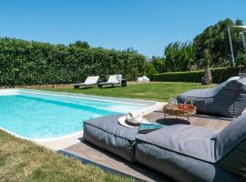 Viesnīca LITHARI Luxury Villa with Private Pool, Your Perfect Retreat, Crete pilsētā Ajosnikolaja