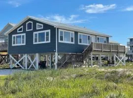 Dog Friendly Cottage just steps to beach / Outdoor living & dining room / Tons of Amenities / Book Now!