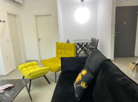 New! Luxus Holon for 11 people (5min from TLV), Hotel in Cholon