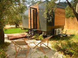 Cozy Tiny House Surrounded by Olive Grove near Beach in Ayvacik, hotel in Kucukkuyu