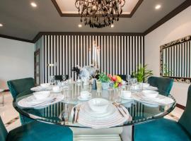 Regal 5BR Villa in Frond K Palm Jumeirah by Deluxe Holiday Homes, villa a Dubai