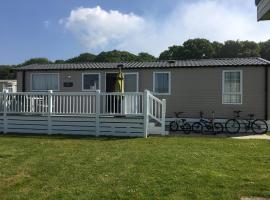 3 Bed Luxury Mobile Home Hoburne Park Christchurch: Christchurch şehrinde bir tatil evi