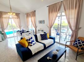 Villa Elysium, 3 bedrooms, pool, sea view & wifi, kotedžas mieste Tala