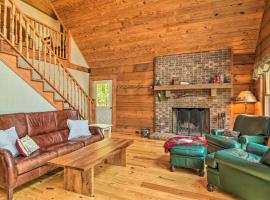 Gorgeous Cabin Retreat on Lake Lanier!, хотел в Landrum