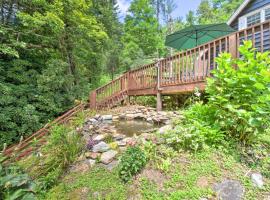 Enchanting Highlands Cottage with Pond and Falls!, cottage di Highlands