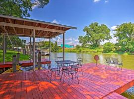 Spacious Waterfront Getaway with Deck, Patio and Dock!, hotel in Gun Barrel City