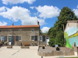 Chambres d'hôtes Logis Charrier Le Petit Bignon，萊瑟佩瑟狂人國主題樂園（Puy du Fou Theme Park）附近的飯店