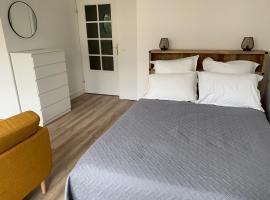 Beautiful studio located south of Paris, hotel din Bourg-la-Reine