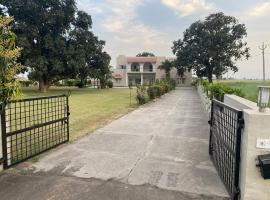 Mango Grove Farm, farm stay in Qādiān