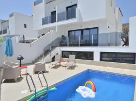 Mountain Villa with Pool by NRAS, hotell i Orcheta